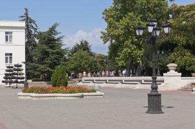 Sivastopol, Kırım - 26 Temmuz 2020: Sivastopol, Kırım 'daki Primorsky Bulvarı üzerinde fenerli manzara