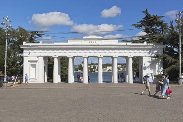 Sevastopol Crimea Lipca 2020 Widok Molo Grafskaya Nakhimov Placu Mieście — Zdjęcie stockowe