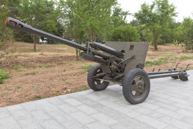 Sivastopol, Kırım - 28 Temmuz 2020: Sovyet 76 mm tümen silahı ZiS-3 model 1942 Kahraman şehir Sivastopol, Kırım 'daki Sapun-Gora anıtında