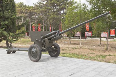 Sivastopol, Kırım - 28 Temmuz 2020: Sovyet 57 mm tanksavar silahı Büyük Vatanseverlik Savaşı döneminin ZIS-2 'si kahraman şehir Sivastopol, Kırım' da bulunan Sapun-Gora Anıtı 'nda