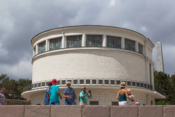 Sébastopol Crimée Juillet 2020 Touristes Près Bâtiment Diorama Tempête Montagne — Photo