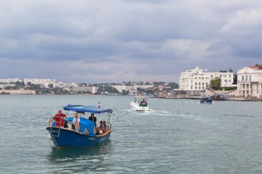 Sivastopol, Kırım - 28 Temmuz 2020: Sivastopol, Kırım 'daki Topçu Koyu' nda Keşif Yatları