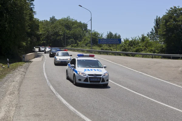 Ескорт поліція автомобілів на дорозі Ліцензійні Стокові Зображення