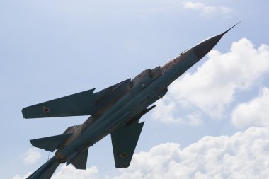 anıt - düzlem gökyüzü arka plan üzerinde