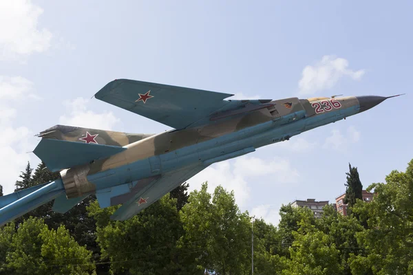 Monumento - il MiG-23 in insediamento Lazarevskoye, Sochi, Russia — Foto Stock