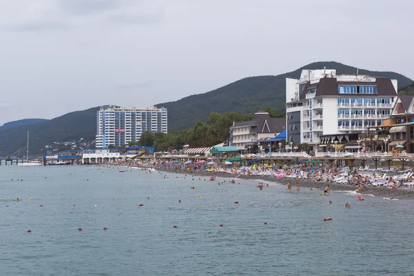 Playa en el asentamiento turístico Lasarevskoye en tiempo nublado. Sochi, Rusia — Foto de Stock