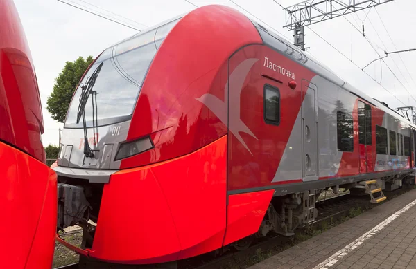 Los trenes eléctricos de vagones "Golondrina" en la estación de tren de plataforma Lazarevskaya, Sochi, Rusia — Foto de Stock