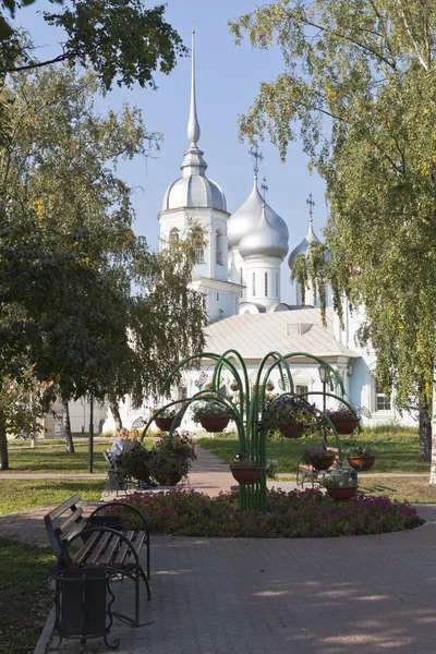 Parque cerca del templo Ortodoxo Príncipe San Alejandro Nevski en Vologda, Rusia —  Fotos de Stock
