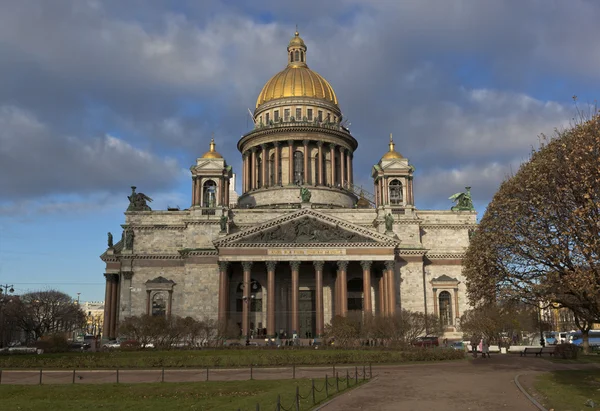 Pohled na katedrálu svatého Isaac na podzim. St. Petersburg, Rusko — Stock fotografie