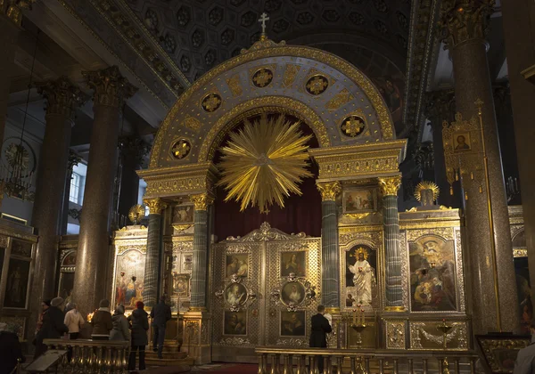 Worshippers pray at Kazan Mother of God. Kazan Cathedral in St. Petersburg, Russia — Stock Photo, Image