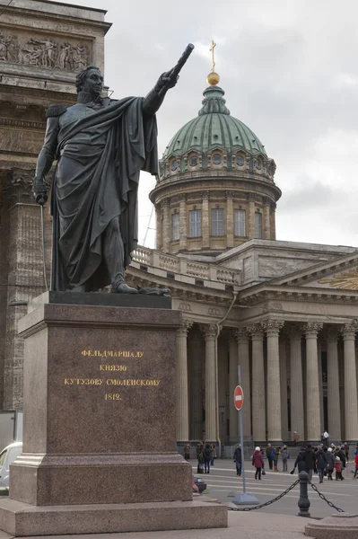 Petersburg, Rusland. Monument voor Koetoezov bij de Kazan kathedraal — Stockfoto