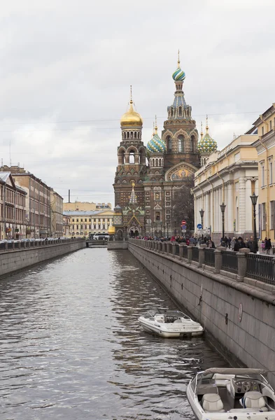 St. Petersburg, Russia. Griboyedov Canal and the Cathedral of Christ Resurrection — Stock Photo, Image