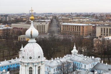 Rusya'nın St. Petersburg kentinde Suvorovsky caddesindeki Smolny Katedrali'nin çan kulesinin üzerinden görüntülemek