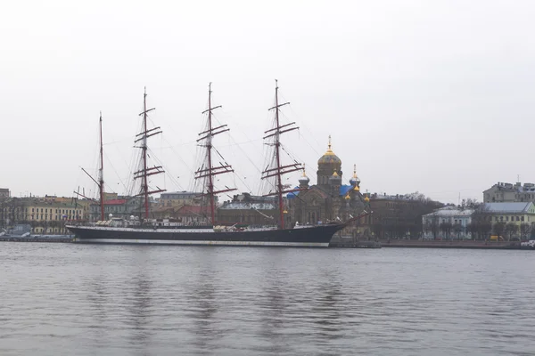 Осень Облачный Вечер Большой Неве Парусник Седов Стоянке Санкт Петербурге — стоковое фото