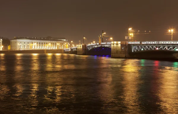 San Pietroburgo, Russia. Vista sul ponte di Palazzo notte d'autunno — Foto Stock