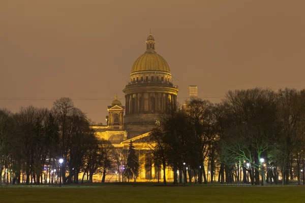 San Petersburgo, Rusia. Isaac Catedral noche de otoño — Foto de Stock