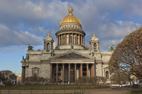 Isaac katedrála na podzim. St. Petersburg, Rusko — Stock fotografie