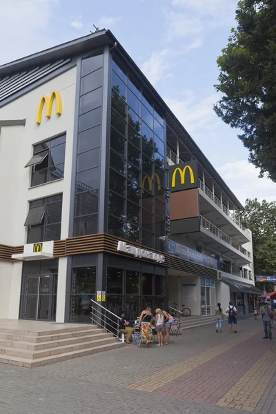 McDonalds en el pueblo turístico Lazarevskoe, Sochi, Rusia — Foto de Stock