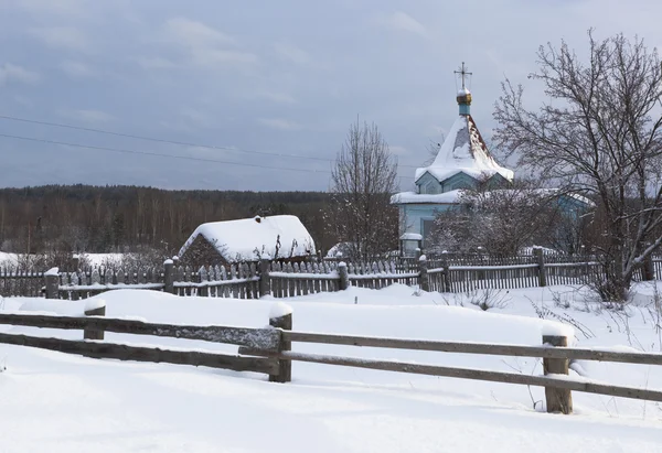 Rustic, winter landscape with a chapel. Chapel of Our Lady of Tikhvin. Village Klopovskaya (Mishin), Velsky District, Arkhangelsk region, Russia — Stock Photo, Image