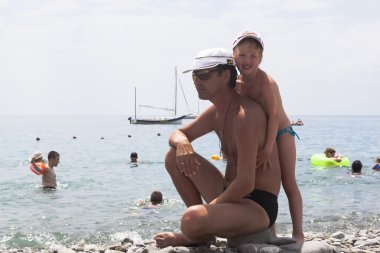 Kızı babası kumsalda sarılma