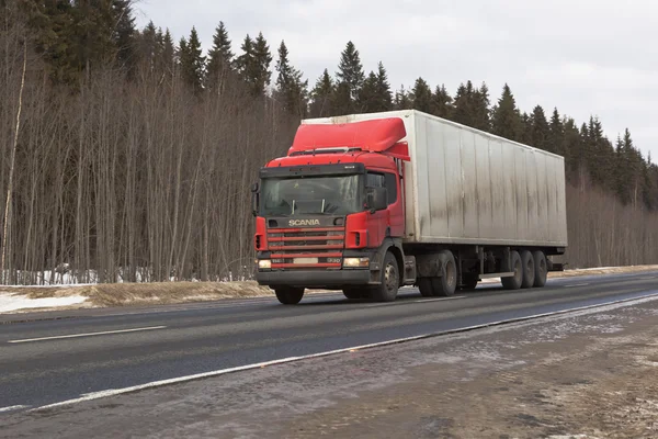 Véhicule utilitaire Scania conduisant sur l'autoroute M8 en Russie — Photo