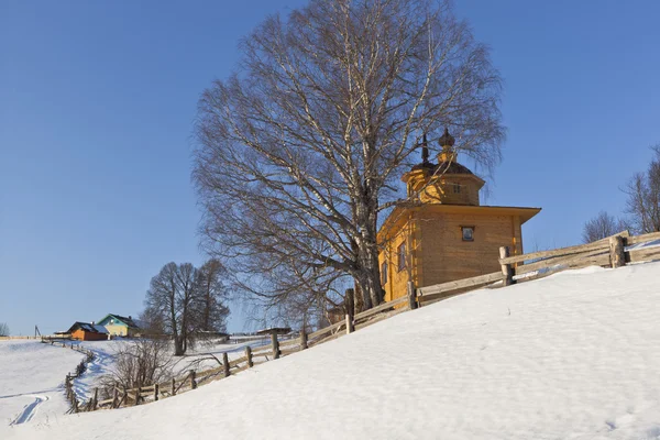 Paisagem aldeia norte no inverno. Village Markovskaya, Verkhovazhsky District, Vologda Region, Rússia — Fotografia de Stock