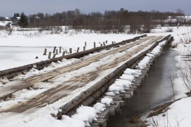 Nehrin arkadaşına Köyü Klopovskaya, Velsky district, Rusya Arkhangelsk bölgesi yakınlarında yolu Köprüsü