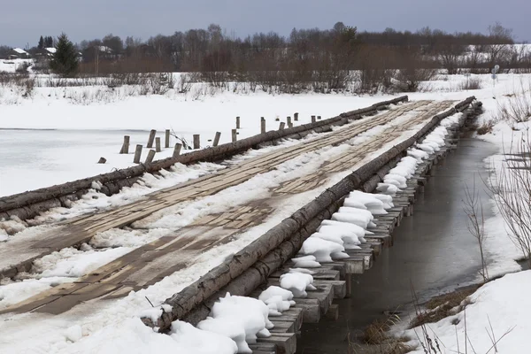 Nehrin arkadaşına Köyü Klopovskaya, Velsky district, Rusya Arkhangelsk bölgesi yakınlarında yolu Köprüsü — Stok fotoğraf