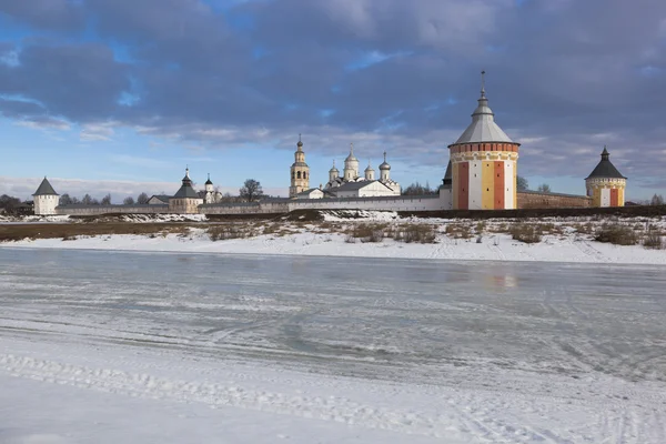 Vologda, Rusko. Spasitel-Prilutskii klášter v předjaří — Stock fotografie