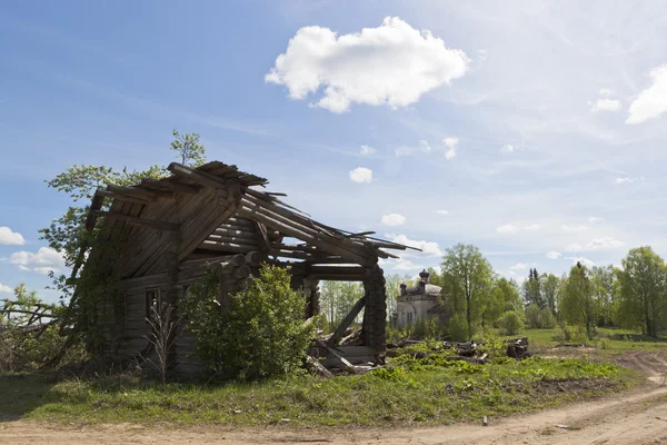 Разрушенный дом в заброшенной деревне — стоковое фото