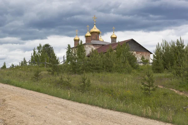 Новые купола на реставрационной церкви Святого Николая. Село Среднее (Олюшин) Верховажского района, Вологодская область, Россия — стоковое фото