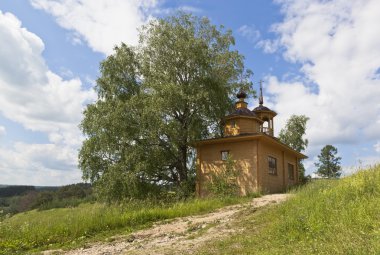 Bir Şapel ile kırsal manzara. Şapel varsayım Tanrı'nın annesi köyde Markovskaya, Verhovazhskogo district, Vologda region, Rusya Federasyonu