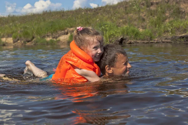 Jongen Helpt Meisje Krijgen Uit Rivier Meisje Vastklampt Aan Haar — Stockfoto