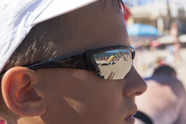 Reflet Plage Dans Les Lunettes Soleil Garçon — Photo