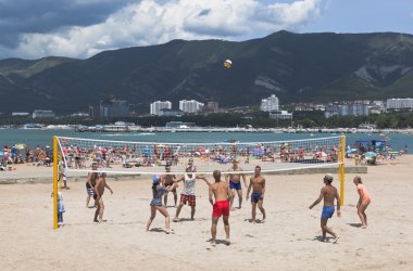 Genç Erkekler Voleybol resort Gelendzhik, Krasnodar bölgesi, Rusya kumsalda oynarken