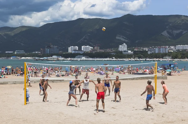 Giovani che giocano a pallavolo sulla spiaggia sabbiosa del resort Gelendzhik, regione di Krasnodar, Russia — Foto Stock