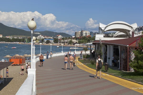 People walk along the quay of the resort city Gelendzhik, Krasnodar region, Russia — Stock Photo, Image