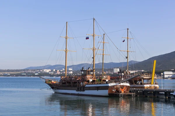 Navios à vela Corsair e Gloria no cais em Gelendzhik Bay no início da manhã, região de Krasnodar, Rússia — Fotografia de Stock