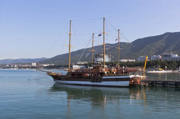 Korsarz żaglówkę cumujących w Gelendzhik Bay w letni poranek, Krasnodar region, Federacja Rosyjska — Zdjęcie stockowe