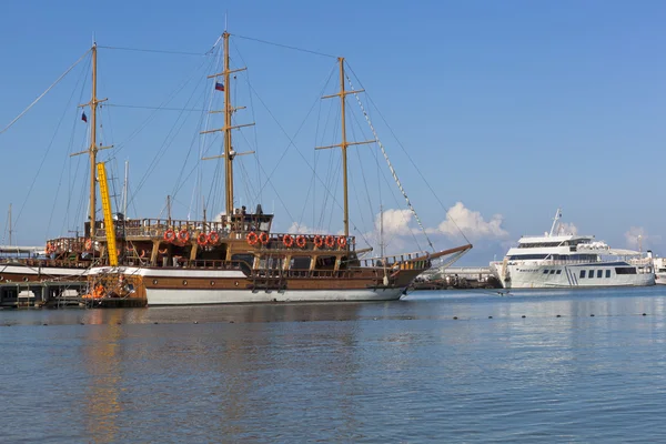 セーリング グロリアとモーターは、夏の朝にソチ湾の桟橋で帝国を出荷します。ゲレンジク、ロシア クラスノダール地域 — ストック写真