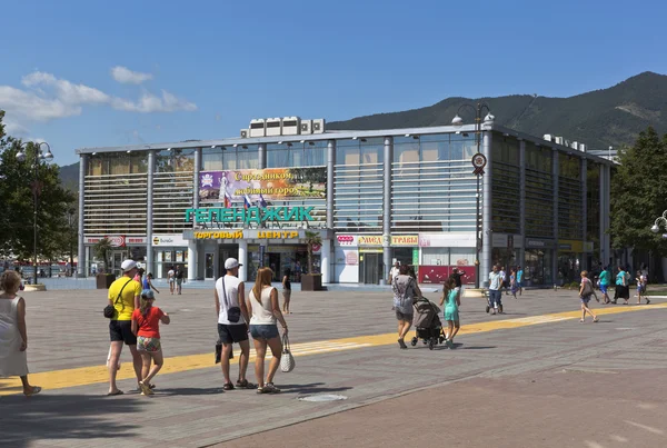 Central Square en de winkels centrum "Gelendjik" in het resort stad van Gelendjik, Krasnodar regio, Rusland — Stockfoto