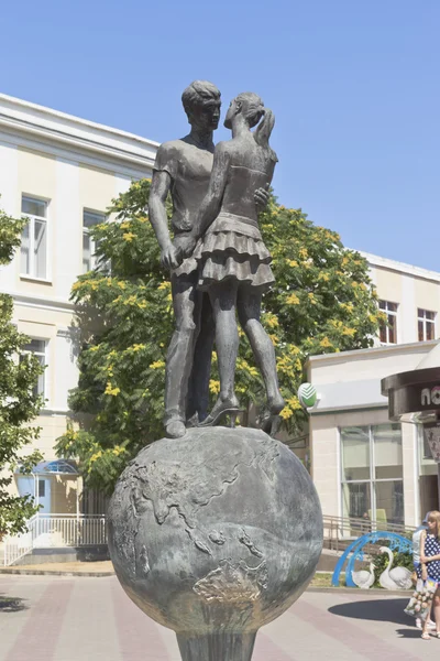 Scultura coppia amorevole in palazzo di nozze nella città Gelendzhik, regione di Krasnodar, Russia — Foto Stock