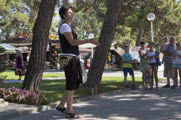 Street Performer Show konzentriert sich auf der Uferpromenade gelendzhik, Region Krasnodar, Russland — Stockfoto