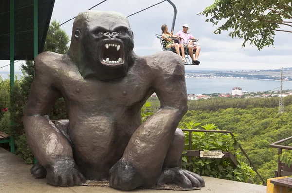 Riesige Skulptur eines Gorillas an der Seilbahn im Safaripark Stadt gelendzhik, Region Krasnodar, Russland — Stockfoto