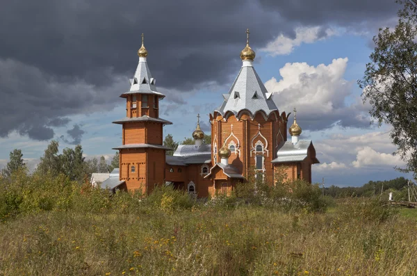 Chiesa di legno della Natività del Profeta e precursore Giovanni Battista in un villaggio Zaruchevnya (Shilovskaya), distretto di Velsky, regione di Arkhangelsk, Russia — Foto Stock