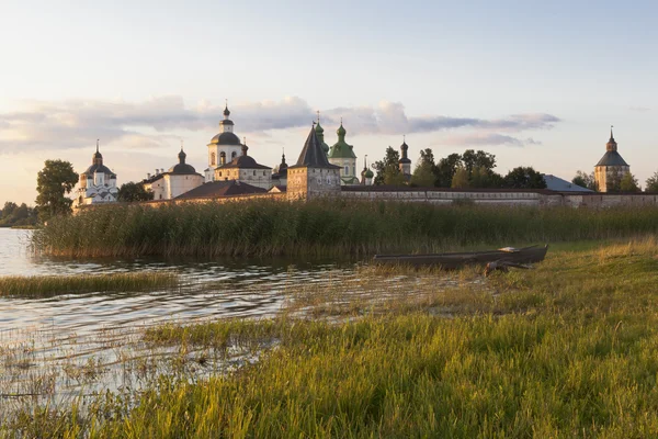 Monastero di Kirillo-Belozersky a sole di setting. Città Kirillov, regione di Vologda, Russia — Foto Stock