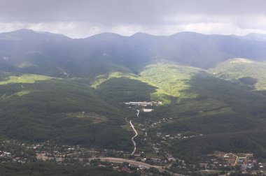 Köyün Aderbievka görünümünü ve büyük Kafkasya aralığı yağmurlu yaz günü. Gelendzhik district, Krasnodar Krayı, Rusya Federasyonu