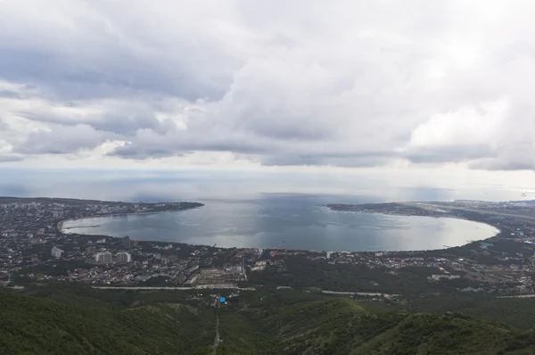 Widok z Mount Markoth na miasta Gelendzhik zachmurzony letni dzień, Krasnodar region, Federacja Rosyjska — Zdjęcie stockowe