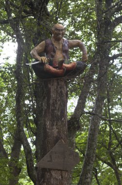Bülbül soyguncu yürüyüş masallarda Safari park şehrin Gelendzhik, Krasnodar bölgesi, Rusya Federasyonu