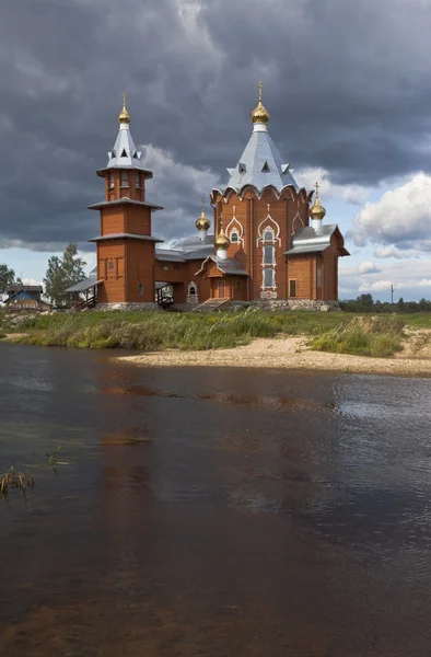 Wooden church on the banks rivers Pezhma. Church of the Nativity of Prophet and Forerunner John the Baptist in a village Zaruchevnya (Shilovskaya), Velsky district, Arkhangelsk region, Russia — Stock Photo, Image